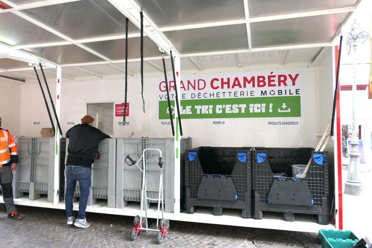 Camion de la déchetterie mobile de Grand Chambéry sur la place St Léger de Chambéry